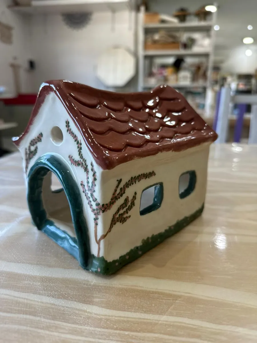 Casita de cerámica con techo de tejas marrones