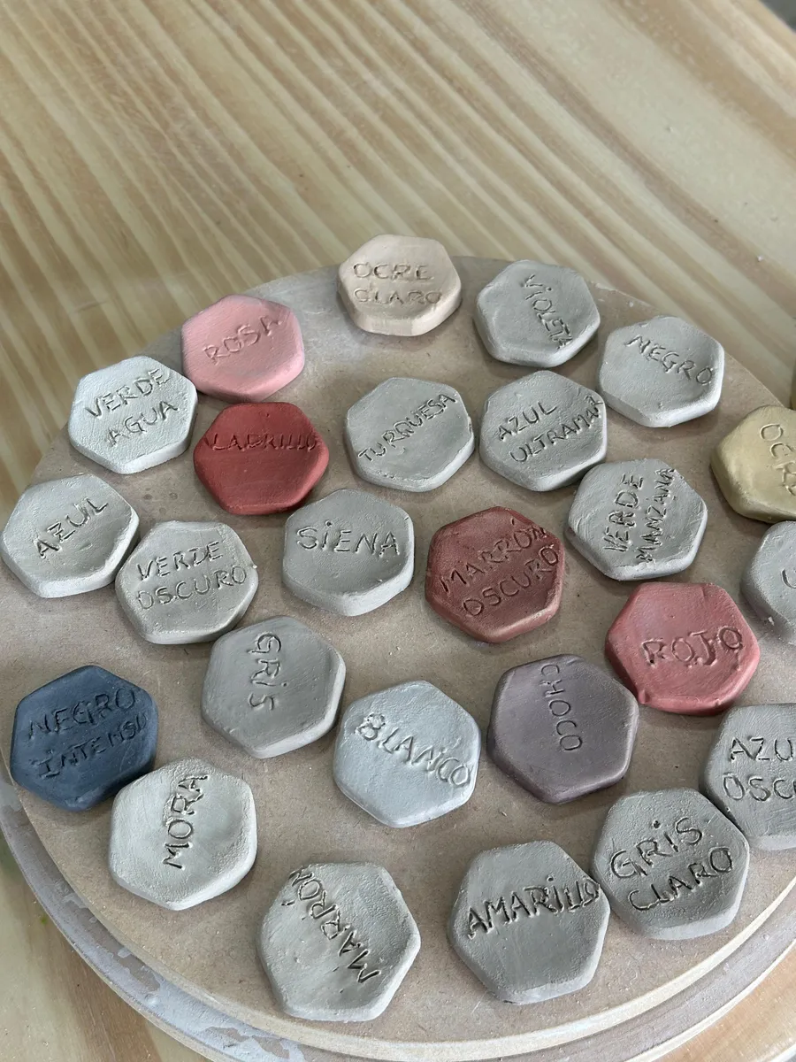 Muestrario de esmaltes: pastillas de cerámica con el nombre de cada color grabado