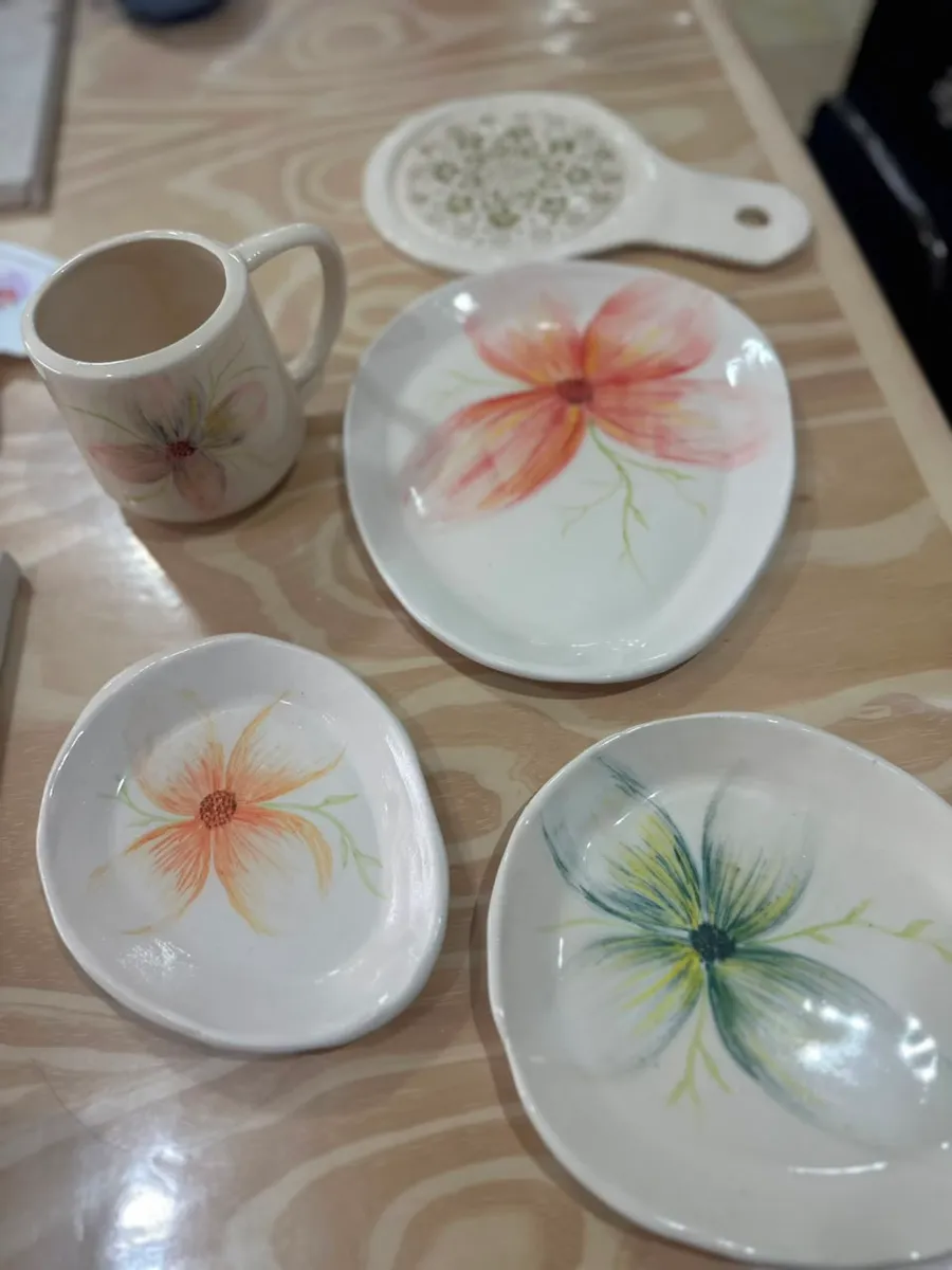 Platos de cerámica pintados a mano con flores