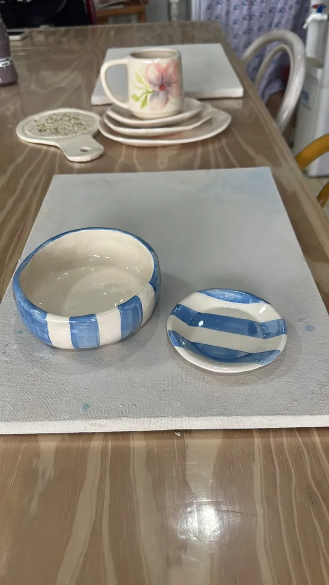 Bowl y platito de cerámica con rayas azules