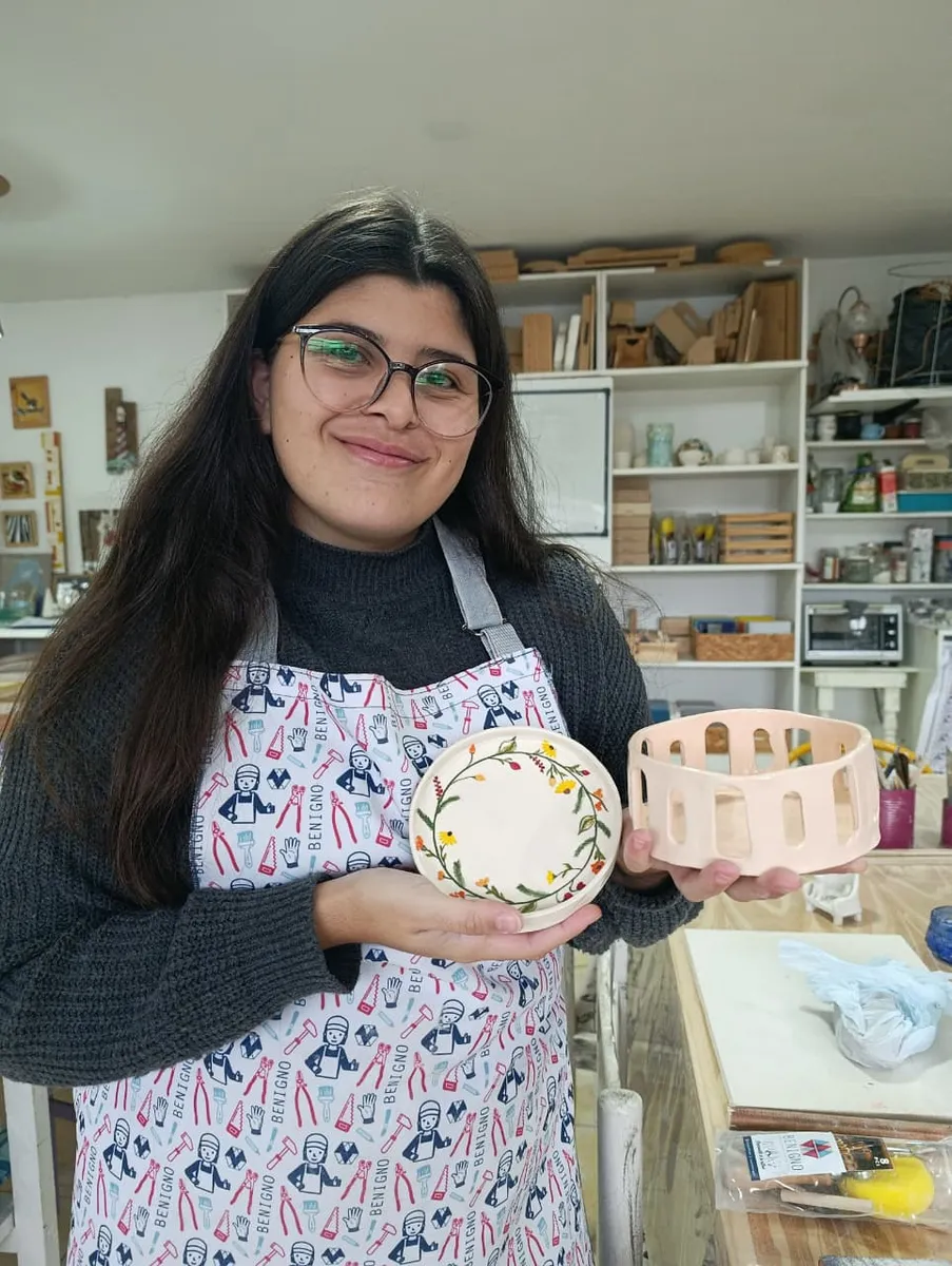Un plato pintado con flores y una pieza calada, recién salidos del horno