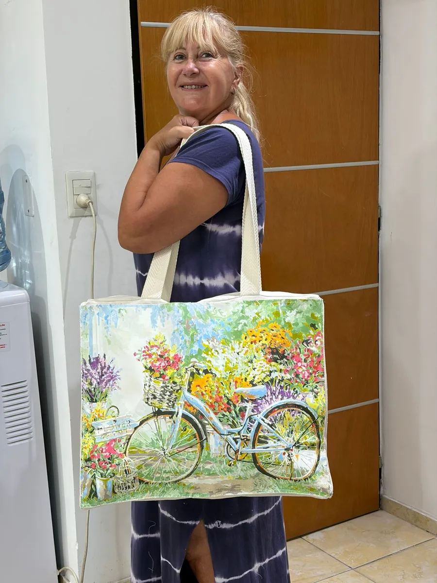 Bolsa de tela con una bicicleta y flores pintadas a mano