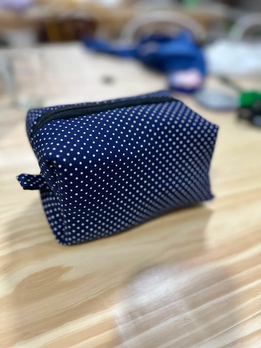 Neceser de tela azul con lunares blancos, terminado