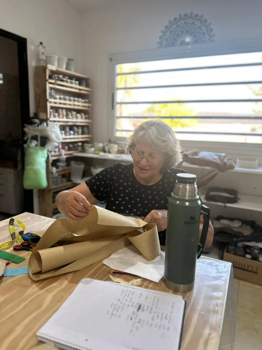 Molde de papel en preparación sobre la mesa de corte