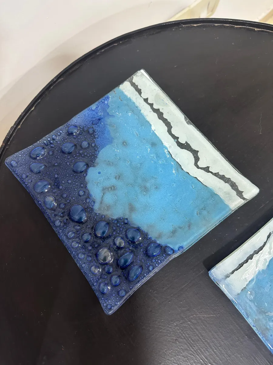 Plato de vitrofusión azul con textura de burbujas