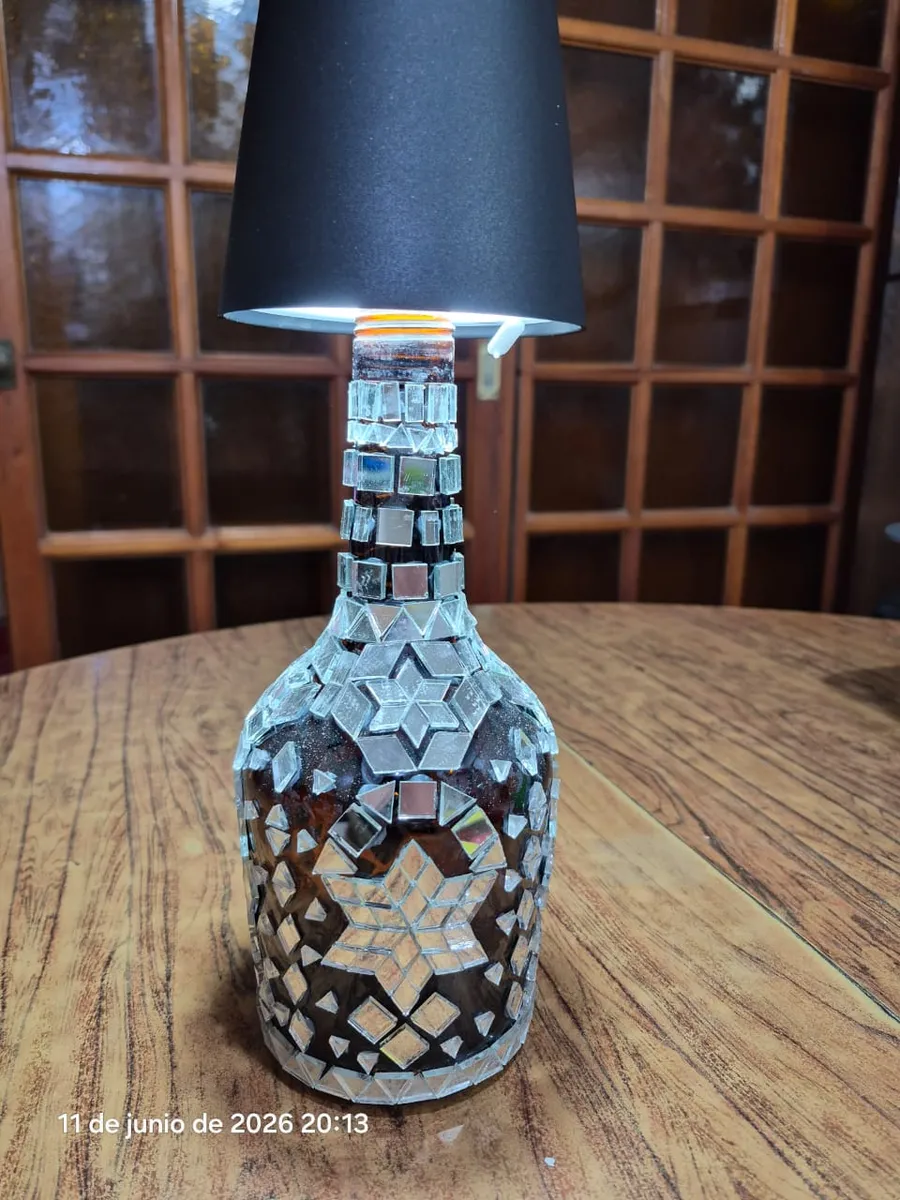 Lámpara con la base de botella revestida en mosaico celeste