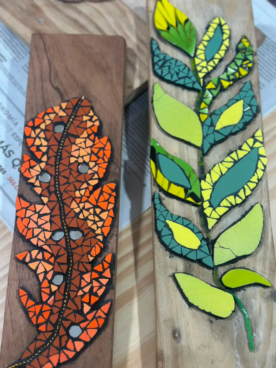Dos paneles de mosaico con hojas, uno naranja y otro verde