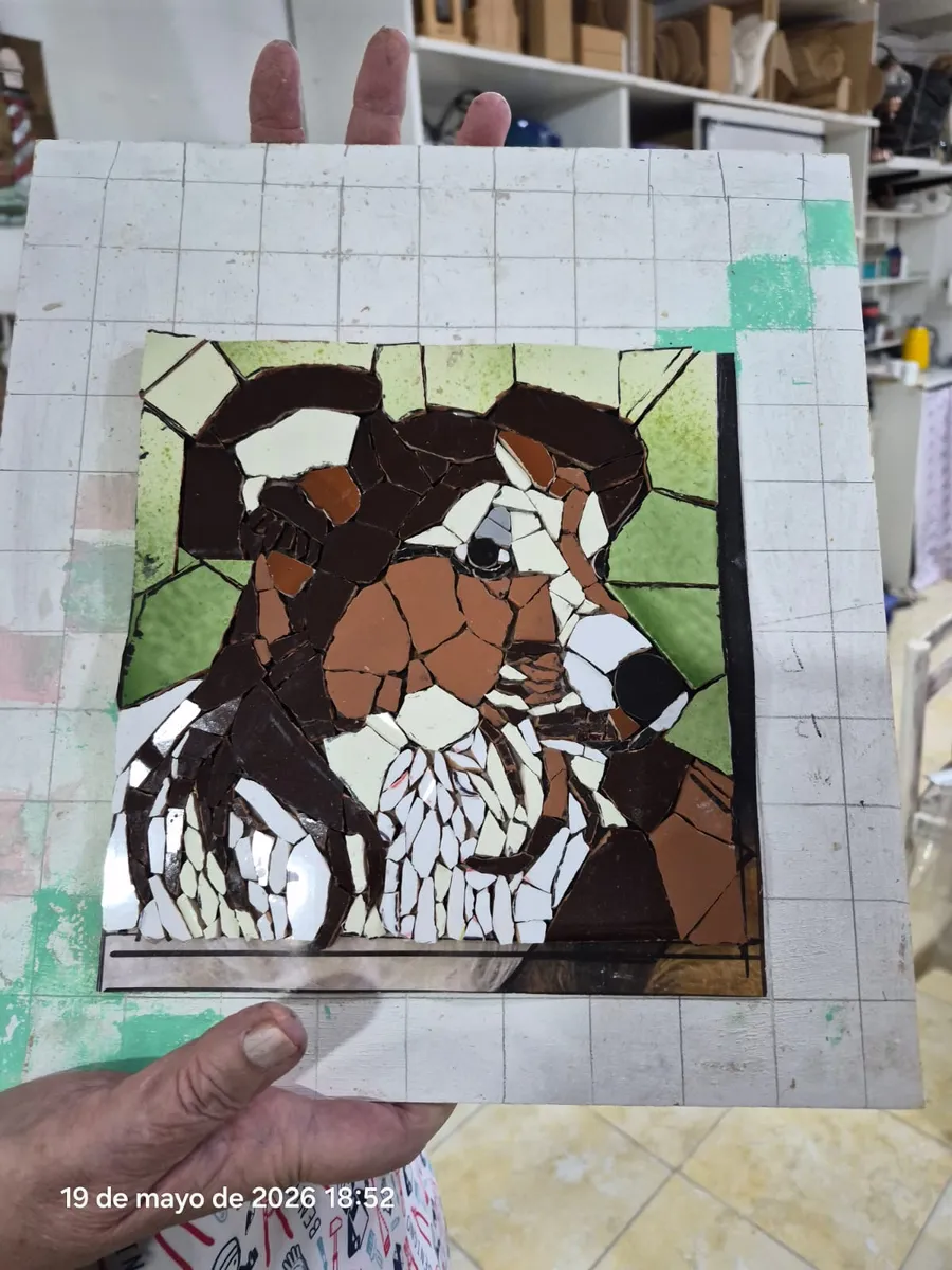 Retrato de un perro hecho en mosaico