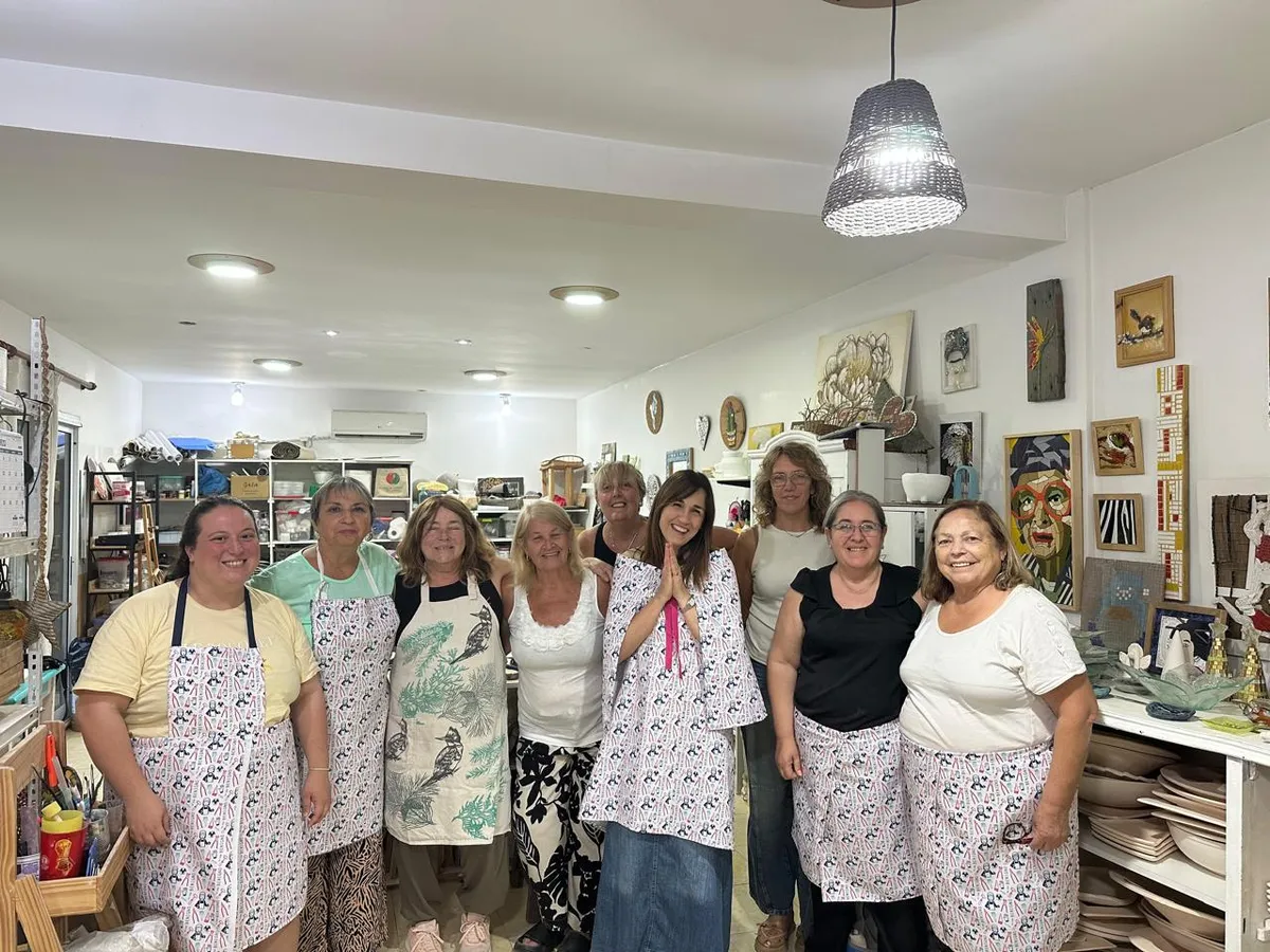Alumnas del taller de mosaico con sus delantales, en Espacio Benigno